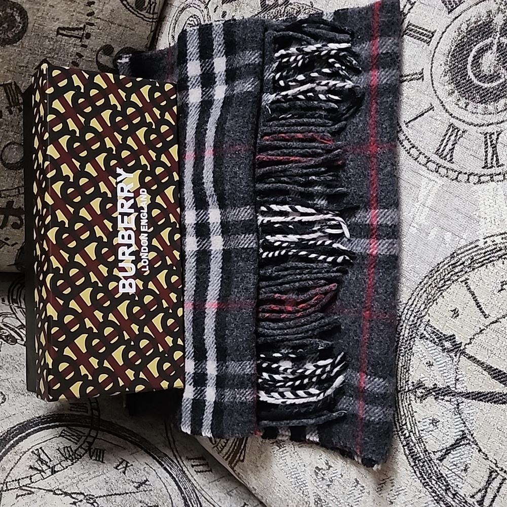 Authentic Burberrys Vintage London LambsWool Scarf Made in England With Box